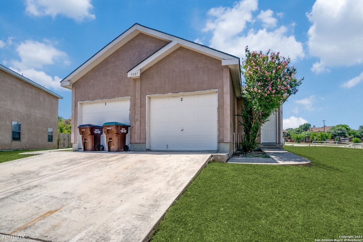 Primary Photo - 3 br, 2 bath Duplex - 5827 Golf Bend 2