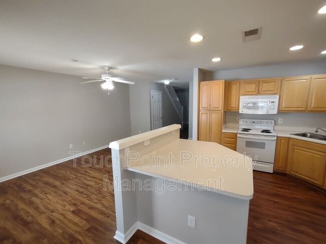 Foto del edificio - 8624 Robinson Forest Dr