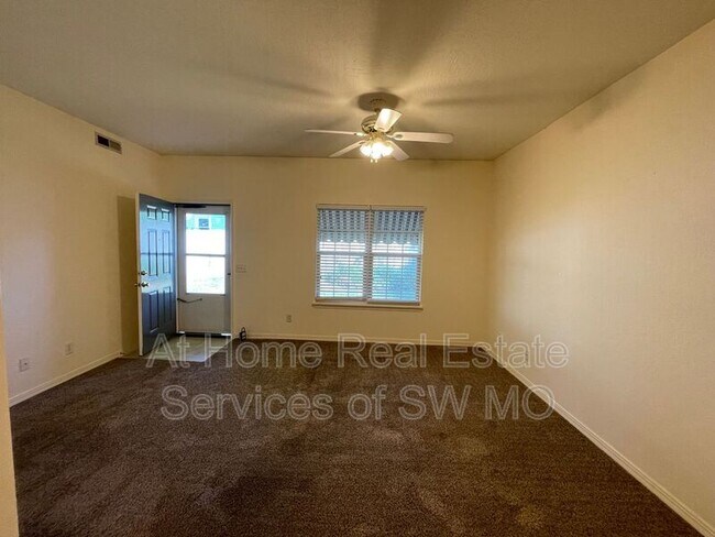 Building Photo - 209 E Robberson St