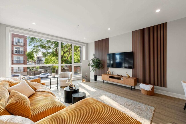 Building Photo - 2344 W Polk St