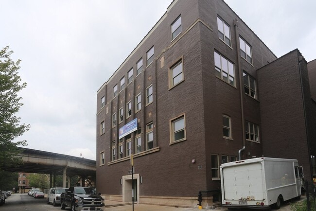 Building Photo - 932 W Dakin St