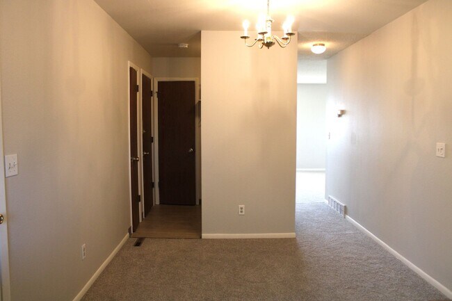 Building Photo - Charming 2-Bedroom Home with Fenced Yard &...