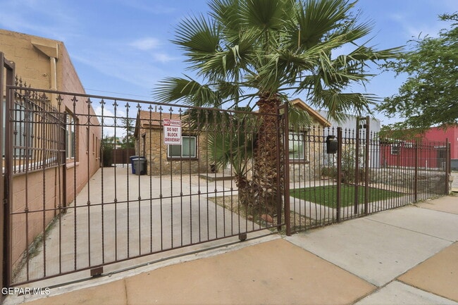 Building Photo - 1310 E San Antonio Ave