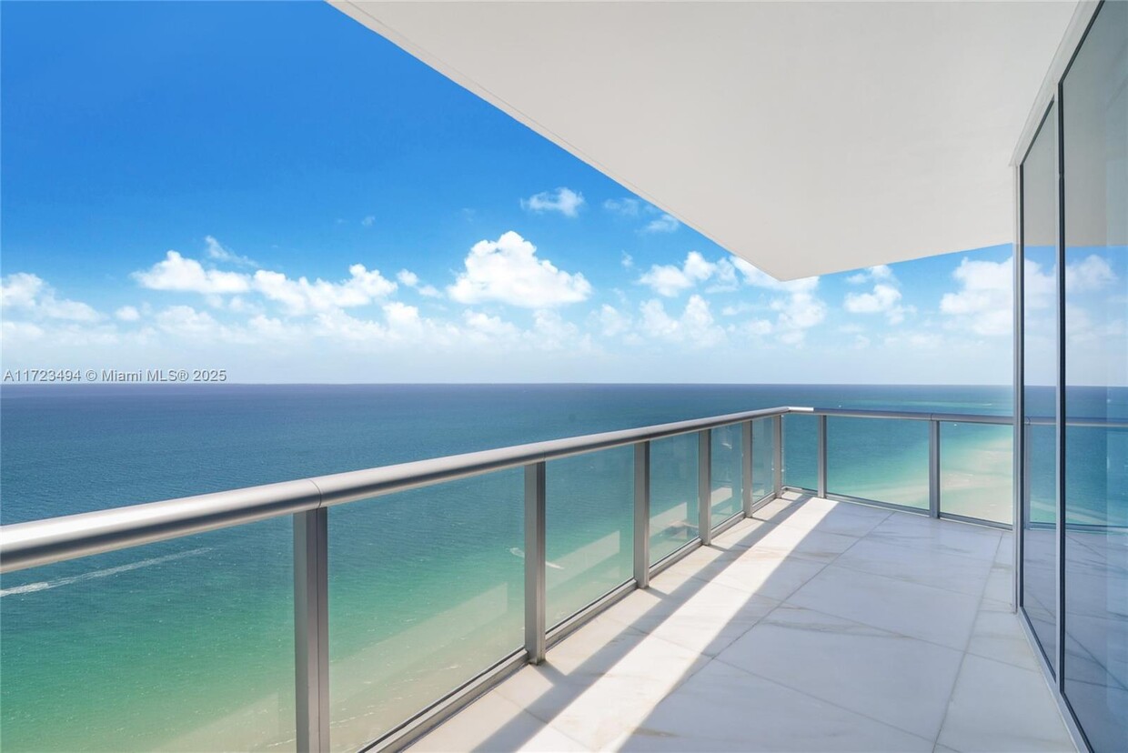 Foto principal - 17001 Collins Ave