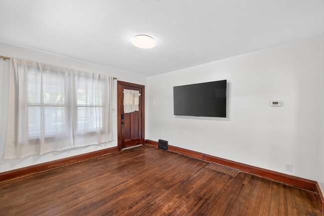 Building Photo - 421 Goodhue St