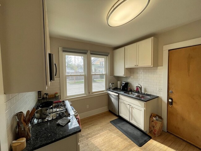Foto del edificio - Updated 2 Bedroom + Den House in Downtown Madison!