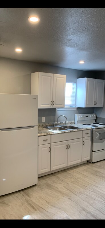 Primary Photo - 2113 Saladia St