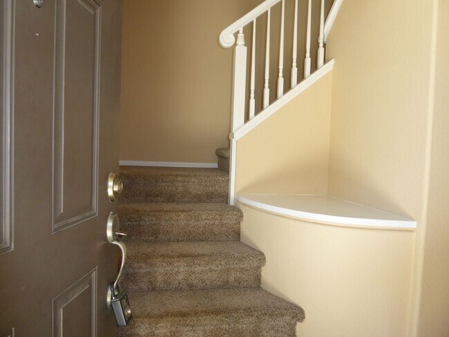 Foto del edificio - Conveniently located 3 BR, 3 Bath townhome in Coronado Ranch, close to everything.