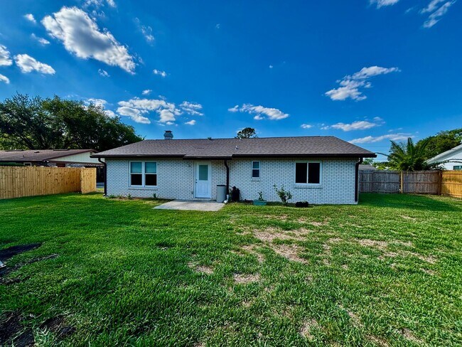 Building Photo - Desirable Grove Park Home 3/2 for Under $1,900.00!!