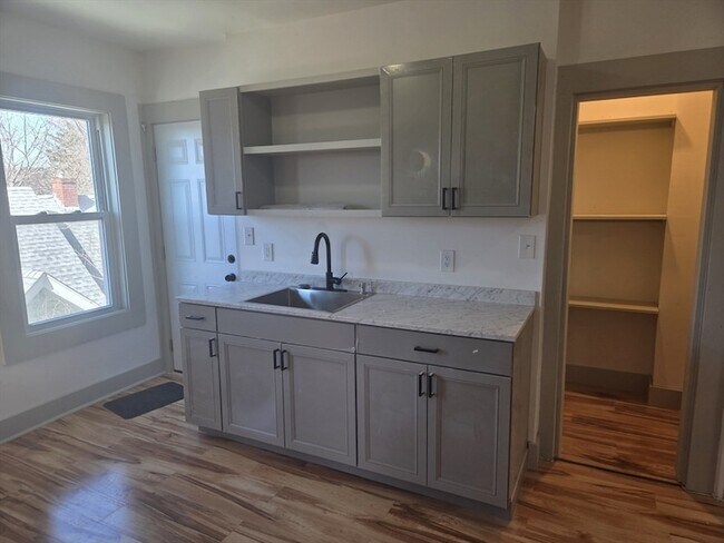 Building Photo - 40 Garnet St