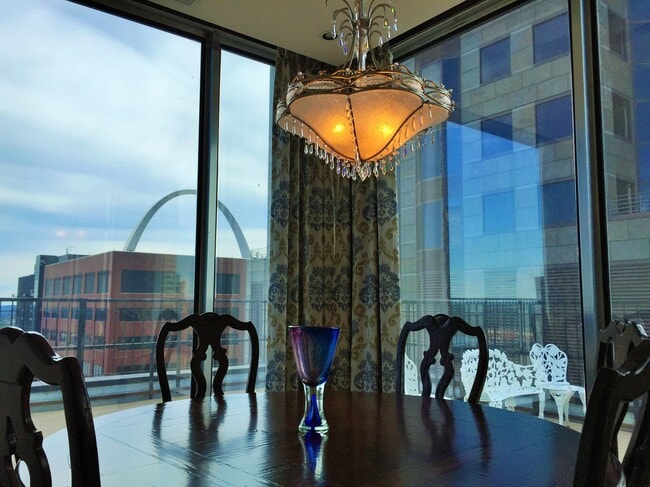 Building Photo - Gallery 515