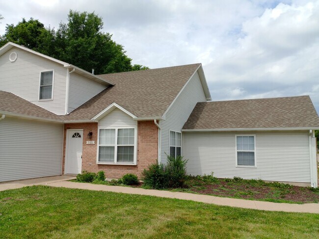 Foto del edificio - 5101-5103 Carrieridge Dr.