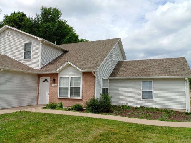 Building Photo - 5101-5103 Carrieridge Dr.