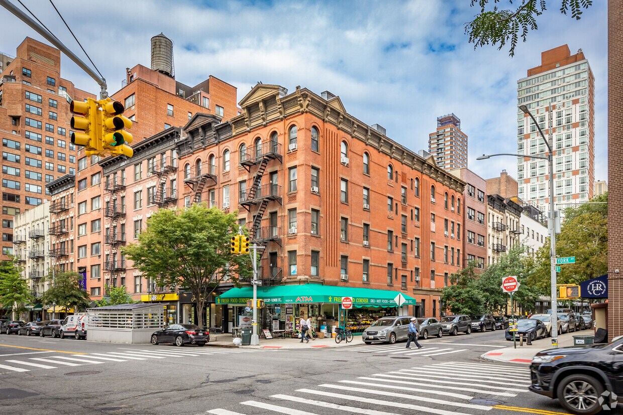 Foto principal - 446 E 76th St