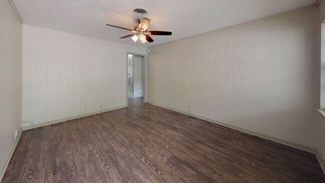 Foto del edificio - 3 Bedroom/1 Bath/2 Car Garage- Home