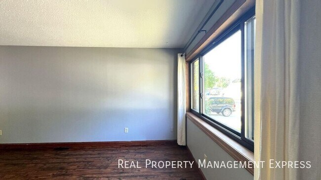 Foto del edificio - Spacious 5-Bedroom Home with Modern Update...