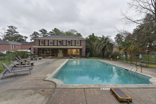 Foto del edificio - Beautifully Renovated 2BR/2BA with Community Pool!