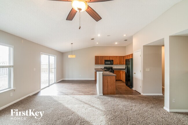 Foto del edificio - 1379 Summit Oaks Dr W