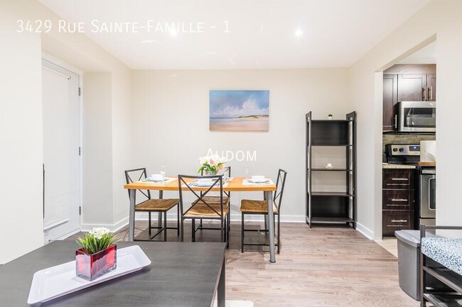 Building Photo - 3429 Rue Sainte-Famille