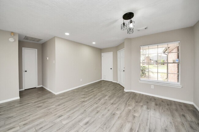 Foto del edificio - 4915 Pecan Grove Dr