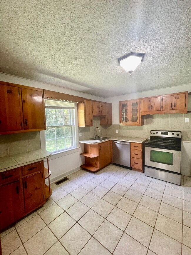 Foto del edificio - Spacious 2 Bed, 1 Bath Home in Arden With Bonus Sun Room, $1725