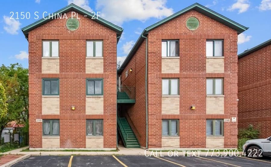 Primary Photo - Spacious 2 bedroom + office/den in the hea...