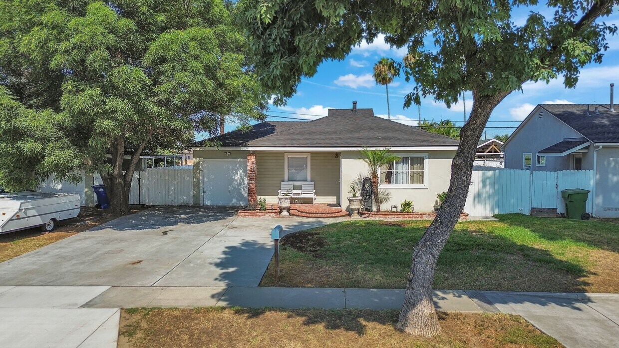 Foto principal - 7823 Appledale Ave