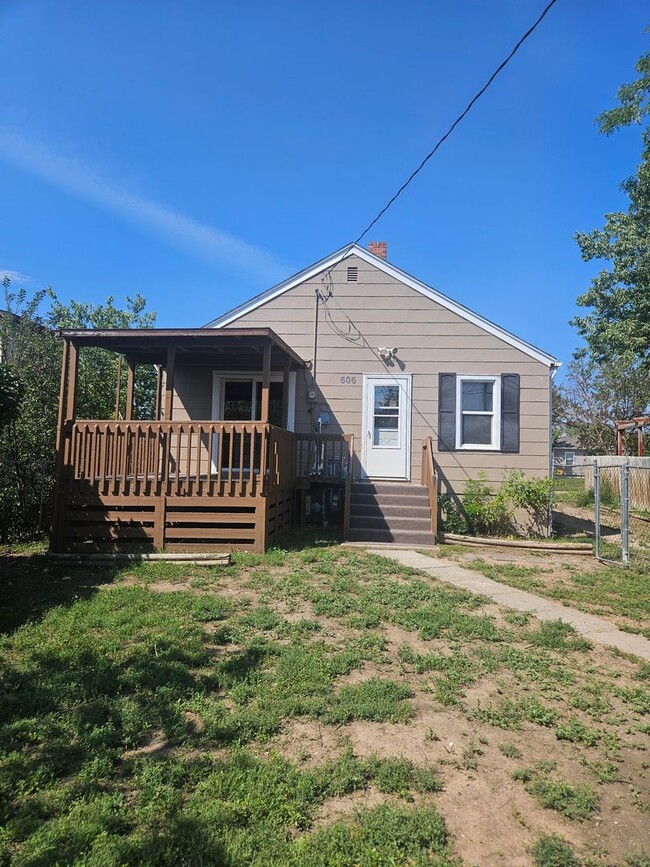 Building Photo - 606 Haines Ave