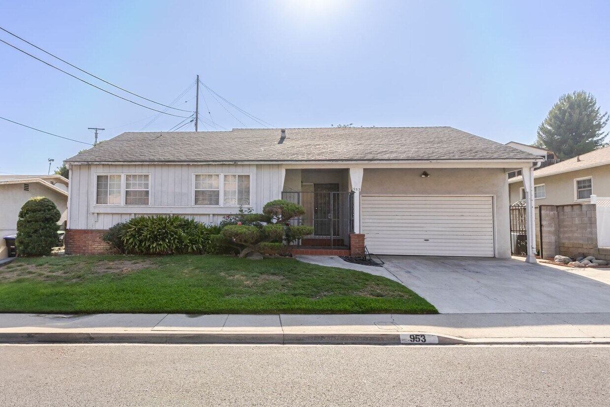 Foto principal - Charming 3-Bedroom Single Family Home in M...