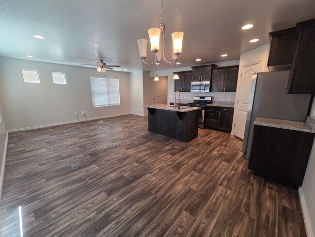 Foto del edificio - Spacious 4 Bedroom Home!