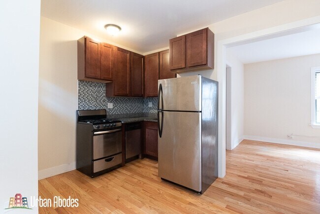 Foto del edificio - 3731 N Pine Grove Ave