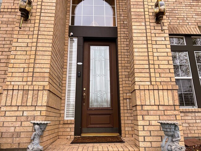 Foto del edificio - Immaculate 5 bedroom 4 bath home!