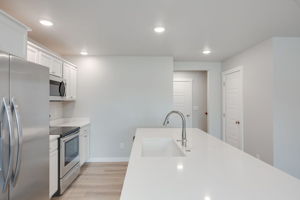 Foto principal - Now Leasing! Fantastic Location, Community...