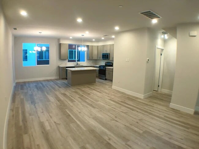 Foto del edificio - 8435 Tweedy Ln