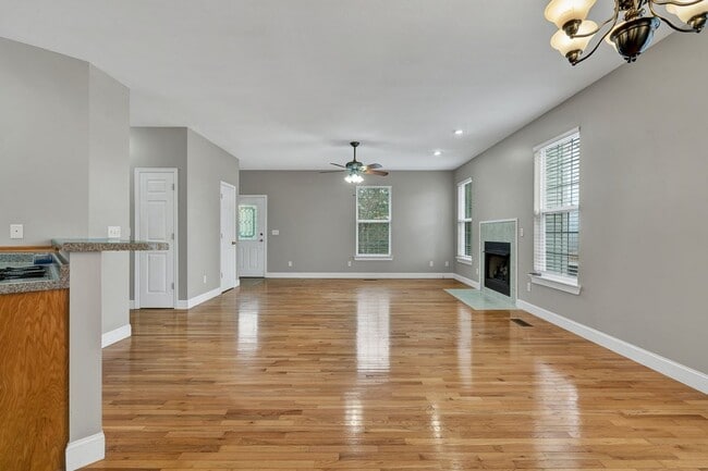 Building Photo - 140 Glenda Dr