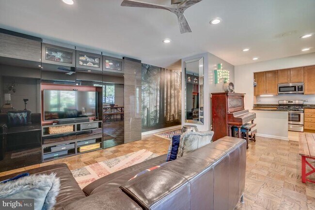 Building Photo - 10637 Weymouth St