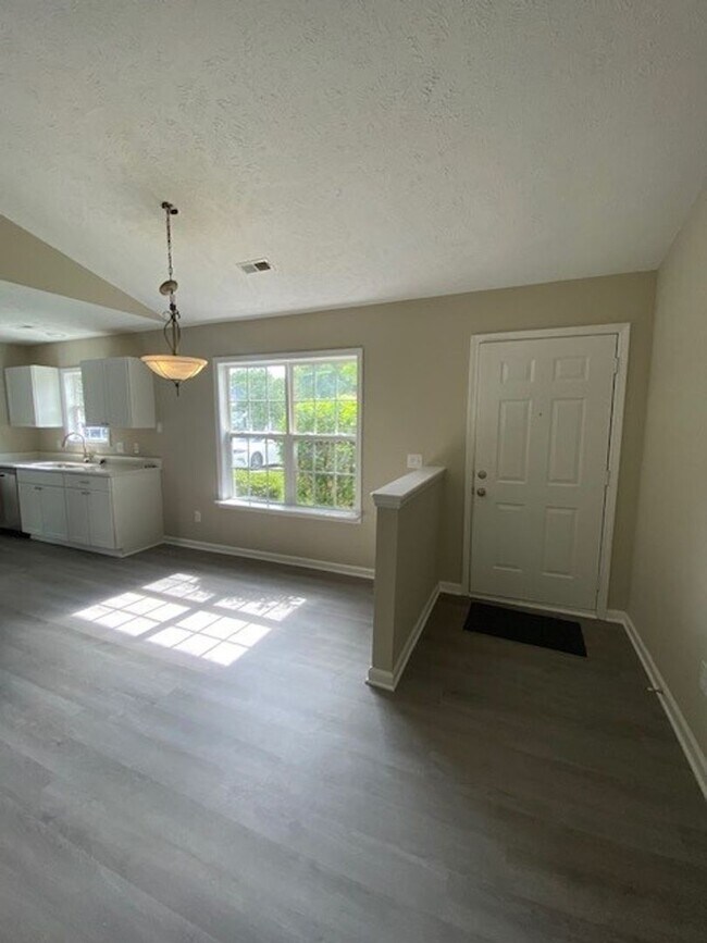 Foto del edificio - Welcome to this charming 3-bedroom, 2-bathroom home located in the vibrant city of Wilmington, NC.