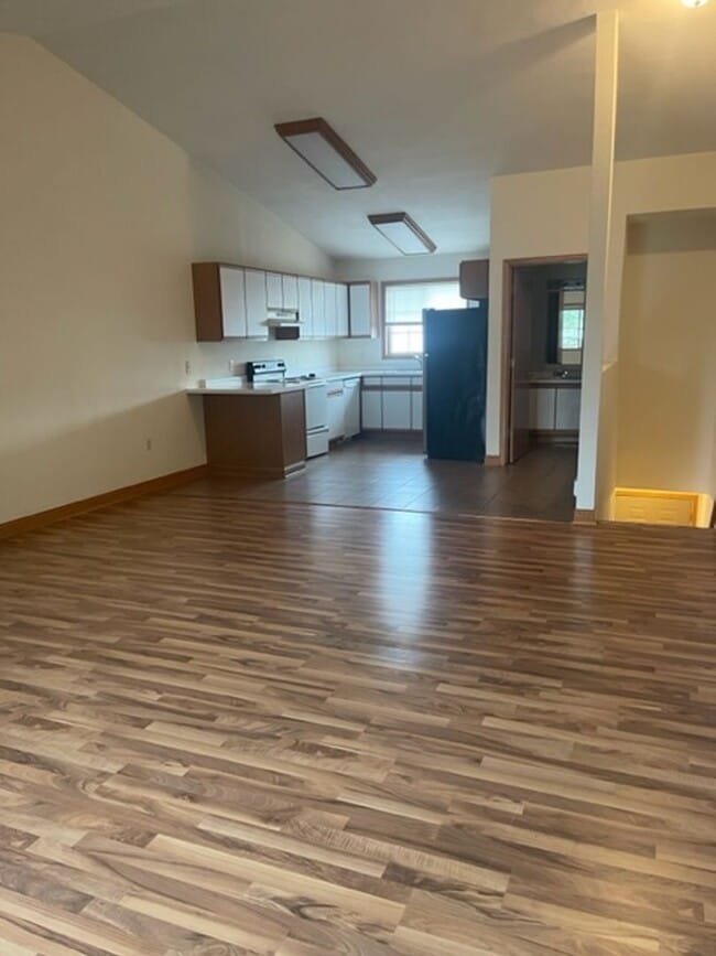 Building Photo - Midvale Townhomes in Janesville with Priva...