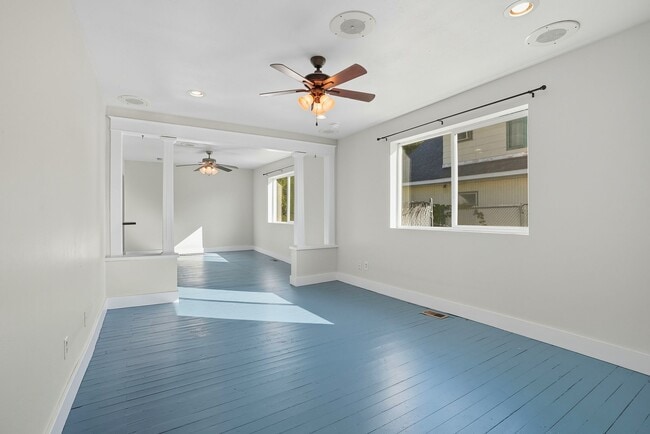 Building Photo - 2409 E Queen Ave