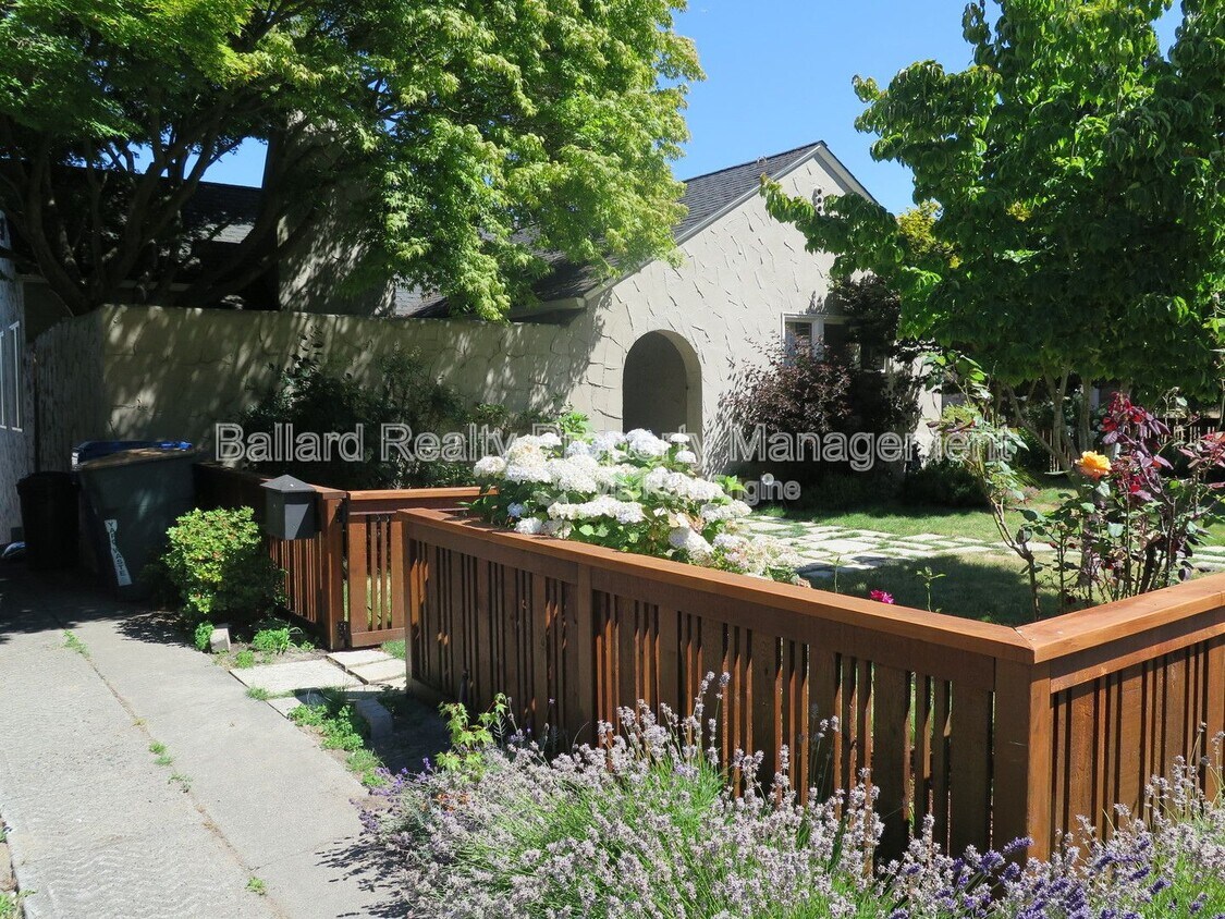 Foto principal - 3246 Conkling Pl W