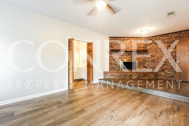 Building Photo - Charming 4 Bedroom