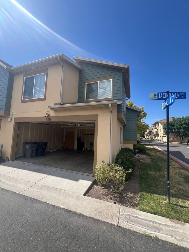 Photo - Awesome Townhome End-unit in South Jordan