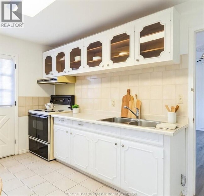 Photo du bâtiment - 8255 Riverside Dr E