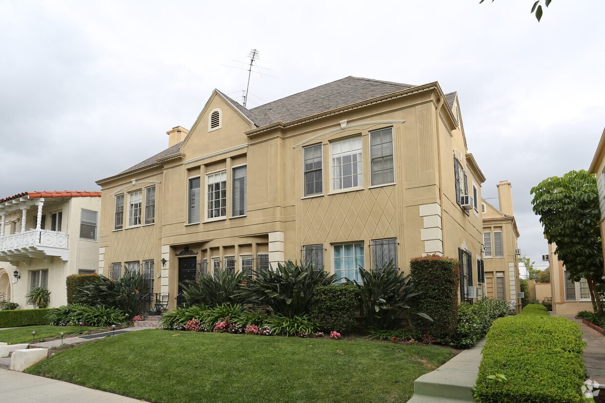 Primary Photo - 136 S Reeves Dr