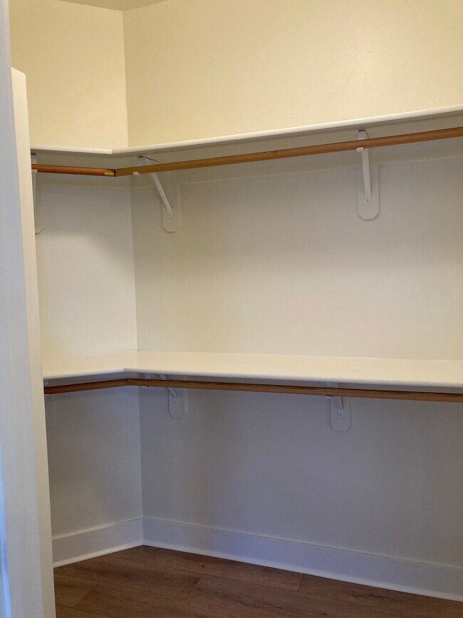 Walk in Closet - 3196 Summer View Ln