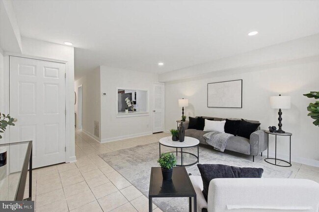 Foto del edificio - 8141 Kingsway Ct