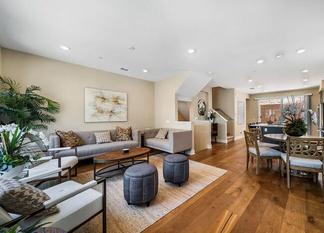Foto del edificio - Tucked within the Hollywood Hills in a gated community