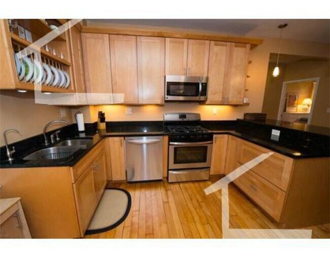 Foto del edificio - Beautiful, Spacious, Fully Renovated Allston 3 Bed/2 Bath Condo. 1100 block of Comm, Heat Include...