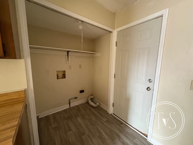 Foto del edificio - RATE DROP ALERT (was $1300/month) and SUMM...