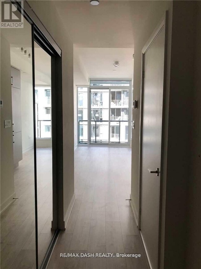 Building Photo - 576 Front St W